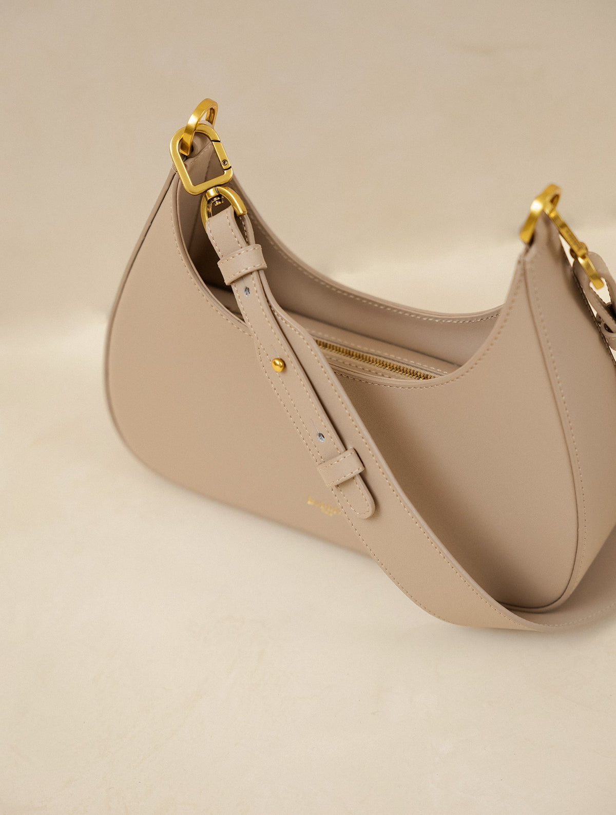 Bobbies Aléria Latte handbag — close-up view